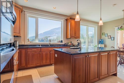 7126  3A Highway Unit# 48, Nelson, BC - Indoor Photo Showing Kitchen With Double Sink