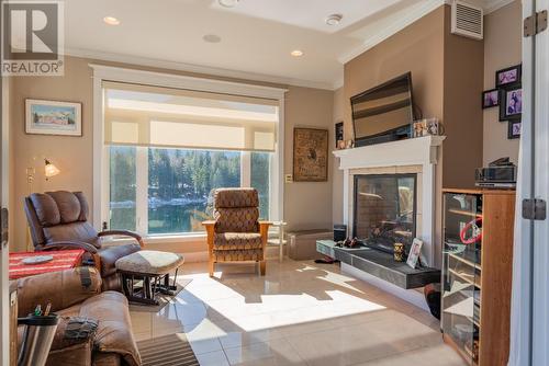 7126  3A Highway Unit# 48, Nelson, BC - Indoor Photo Showing Living Room With Fireplace