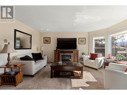 3283 Casorso Road Unit# 204, Kelowna, BC - Indoor Photo Showing Living Room