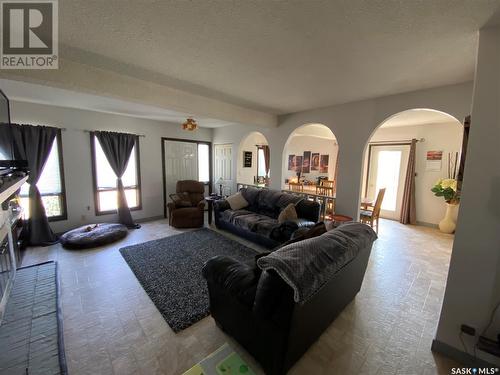 700 6Th Street W, Assiniboia, SK - Indoor Photo Showing Living Room