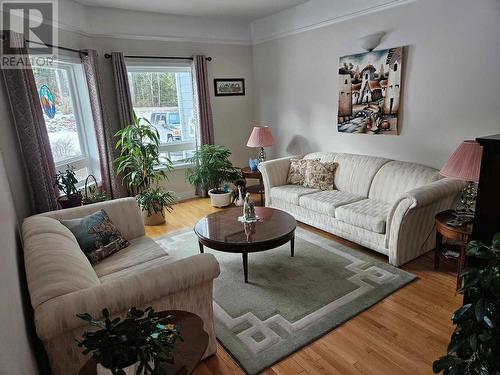 4357 Eagle Bay Road, Eagle Bay, BC - Indoor Photo Showing Living Room