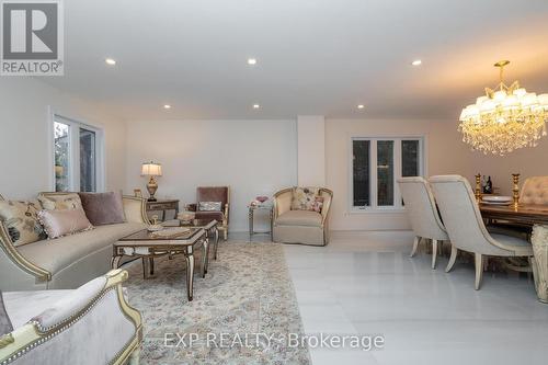 2A Chiltern Hill, Richmond Hill, ON - Indoor Photo Showing Living Room
