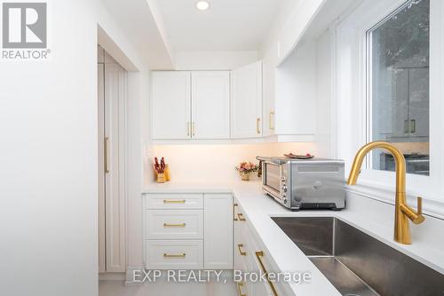 2A Chiltern Hill, Richmond Hill, ON - Indoor Photo Showing Kitchen