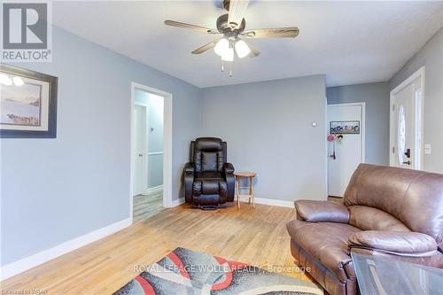460 Domville St, Wellington North, ON - Indoor Photo Showing Living Room