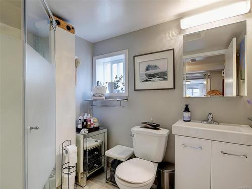 1830 Chestnut St, Victoria, BC - Indoor Photo Showing Bathroom