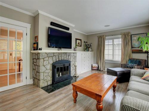 1830 Chestnut St, Victoria, BC - Indoor Photo Showing Living Room With Fireplace