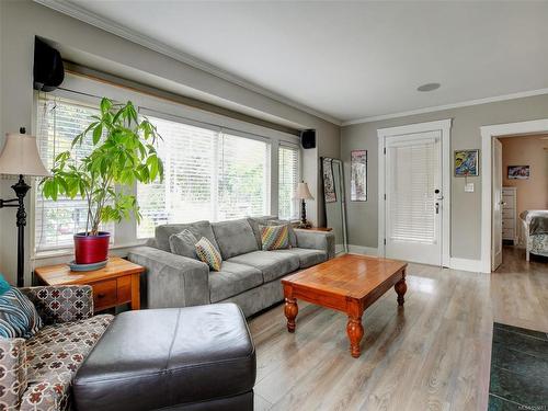 1830 Chestnut St, Victoria, BC - Indoor Photo Showing Living Room