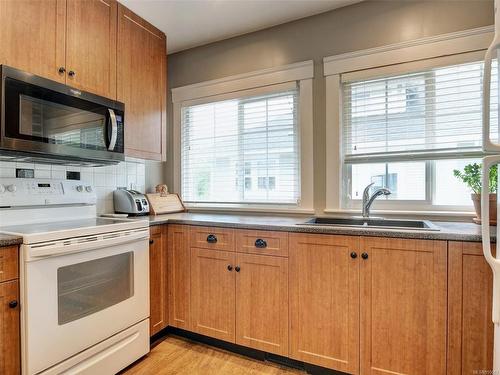 1830 Chestnut St, Victoria, BC - Indoor Photo Showing Kitchen With Double Sink