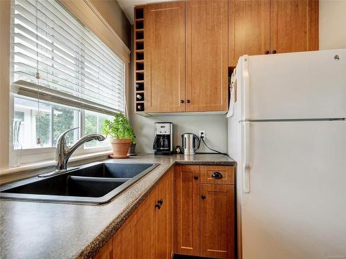 1830 Chestnut St, Victoria, BC - Indoor Photo Showing Kitchen With Double Sink