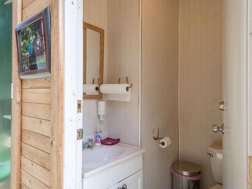 4391 Best Rd, Port Alberni, BC - Indoor Photo Showing Bathroom