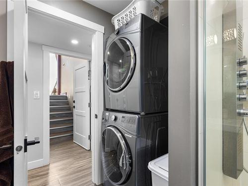 471 Young St, Parksville, BC - Indoor Photo Showing Laundry Room