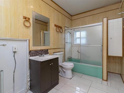 220 Macdonald Rd, Lake Cowichan, BC - Indoor Photo Showing Bathroom