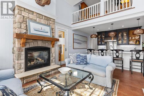 #5 -1019 Bluff Rd, Muskoka Lakes, ON - Indoor Photo Showing Living Room With Fireplace