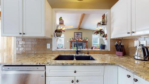 1900 Caldwell Road, Cranbrook, BC - Indoor Photo Showing Kitchen With Double Sink