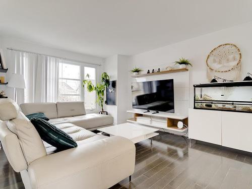 Living room - 1315 Rue Balmoral, Longueuil (Saint-Hubert), QC - Indoor Photo Showing Living Room