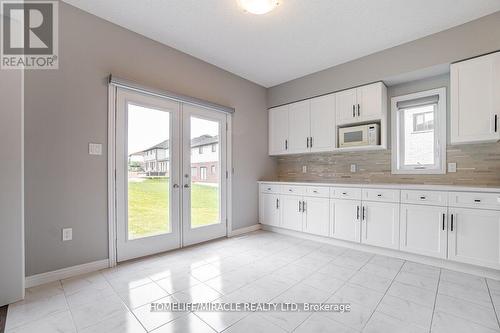 28 Everton Drive, Guelph, ON - Indoor Photo Showing Kitchen