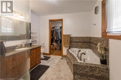 910 26Th Street E, Owen Sound, ON - Indoor Photo Showing Bathroom
