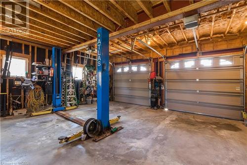 910 26Th Street E, Owen Sound, ON - Indoor Photo Showing Garage