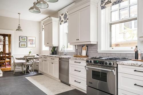 3 Ravenscliffe Avenue, Hamilton, ON - Indoor Photo Showing Kitchen With Upgraded Kitchen