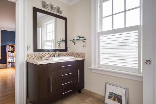 3 Ravenscliffe Avenue, Hamilton, ON - Indoor Photo Showing Bathroom
