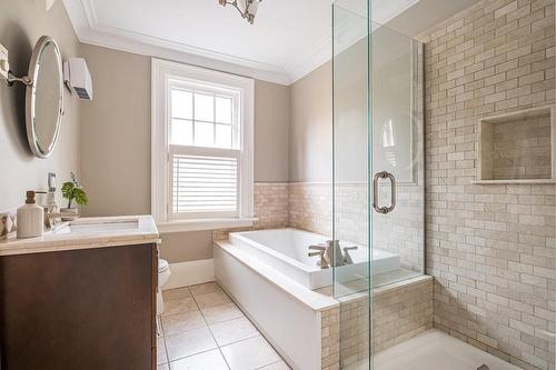 3 Ravenscliffe Avenue, Hamilton, ON - Indoor Photo Showing Bathroom