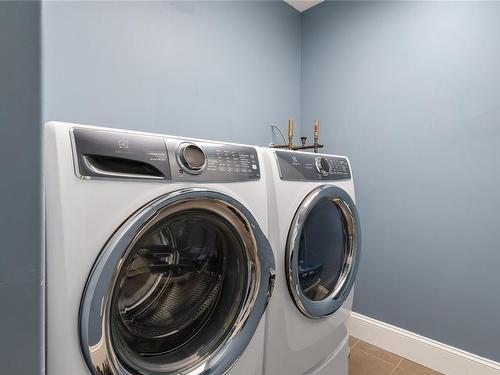 20-447 Pym St North, Parksville, BC - Indoor Photo Showing Laundry Room