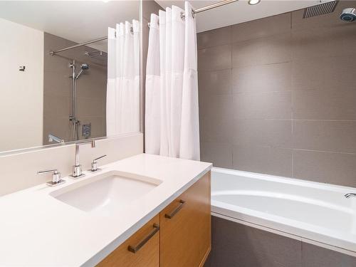 102-851 Verdier Ave, Central Saanich, BC - Indoor Photo Showing Bathroom