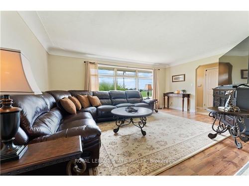 1153 Ridge Rd, Hamilton, ON - Indoor Photo Showing Living Room