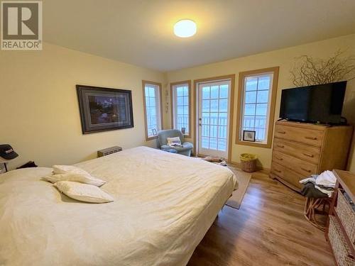 117 7101 Sakinaw Woods Drive, Pender Harbour, BC - Indoor Photo Showing Bedroom