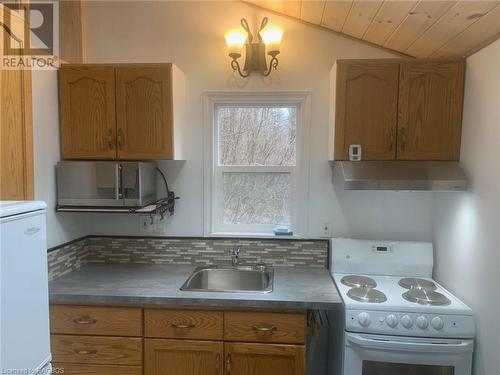 13 4Th Avenue, South Bruce Peninsula, ON - Indoor Photo Showing Kitchen