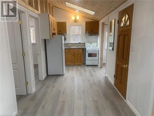 13 4Th Avenue, South Bruce Peninsula, ON - Indoor Photo Showing Kitchen