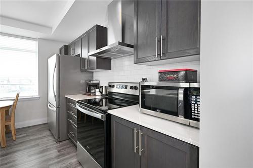 1 Redfern Avenue|Unit #221, Hamilton, ON - Indoor Photo Showing Kitchen With Upgraded Kitchen