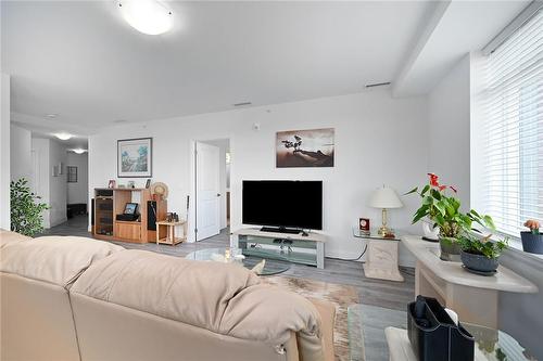 1 Redfern Avenue|Unit #221, Hamilton, ON - Indoor Photo Showing Living Room