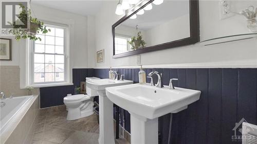 Bathroom - 233 Catherine Street, Pembroke, ON - Indoor Photo Showing Bathroom