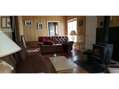 5268 Machete Lake Road, Bridge Lake, BC - Indoor Photo Showing Living Room