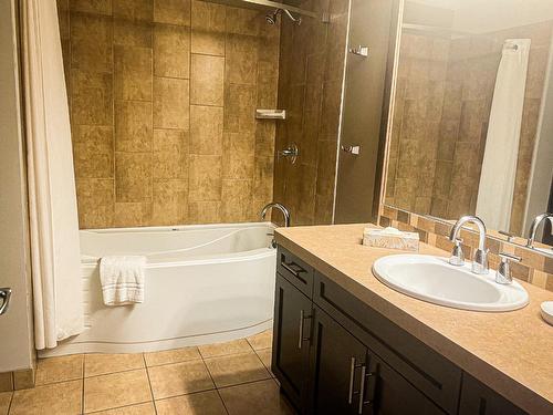 812D - 800 Bighorn Boulevard, Radium Hot Springs, BC - Indoor Photo Showing Bathroom