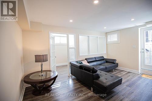 93 High St W, Mississauga, ON - Indoor Photo Showing Living Room