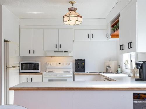 91 Bald Eagle Cres, Bowser, BC - Indoor Photo Showing Kitchen