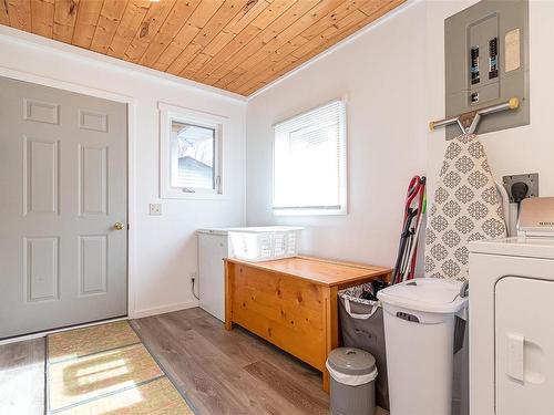 91 Bald Eagle Cres, Bowser, BC - Indoor Photo Showing Laundry Room