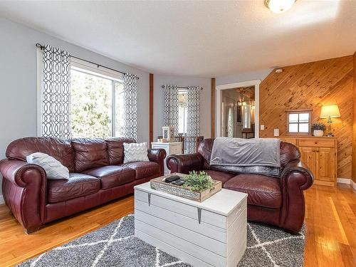 91 Bald Eagle Cres, Bowser, BC - Indoor Photo Showing Living Room