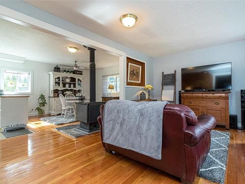 91 Bald Eagle Cres, Bowser, BC - Indoor Photo Showing Living Room