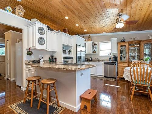 91 Bald Eagle Cres, Bowser, BC - Indoor Photo Showing Kitchen