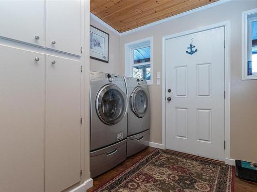 91 Bald Eagle Cres, Bowser, BC - Indoor Photo Showing Laundry Room