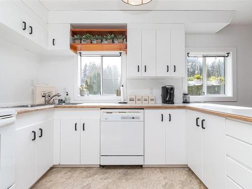 91 Bald Eagle Cres, Bowser, BC - Indoor Photo Showing Kitchen