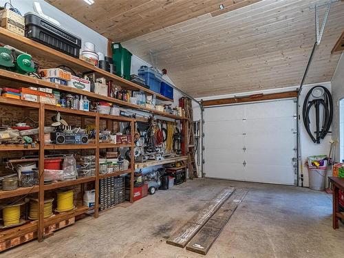 91 Bald Eagle Cres, Bowser, BC - Indoor Photo Showing Garage
