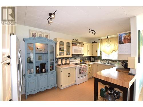 409 Hummingbird Avenue, Vernon, BC - Indoor Photo Showing Kitchen With Double Sink
