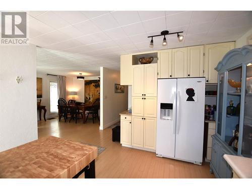 409 Hummingbird Avenue, Vernon, BC - Indoor Photo Showing Kitchen