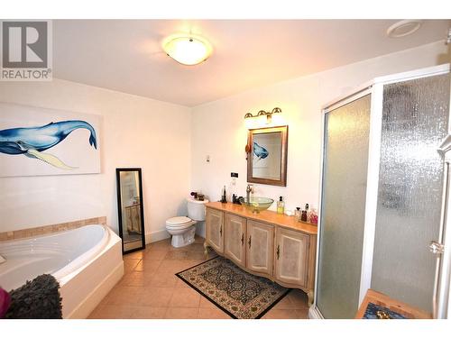 409 Hummingbird Avenue, Vernon, BC - Indoor Photo Showing Bathroom