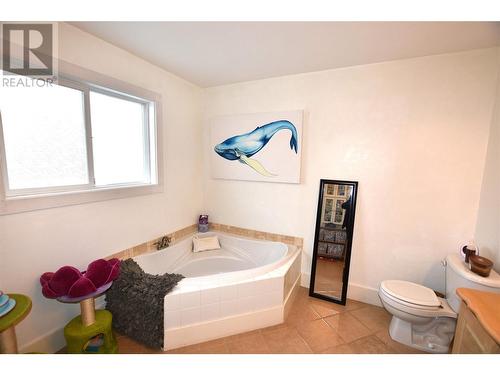 409 Hummingbird Avenue, Vernon, BC - Indoor Photo Showing Bathroom