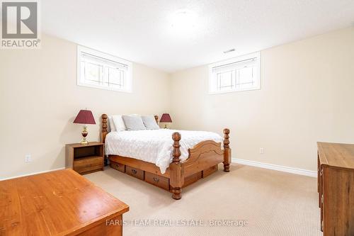 138 Knox Rd E, Wasaga Beach, ON - Indoor Photo Showing Bedroom